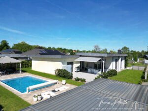 Lounge & Pool