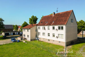 Hinter dem Haus