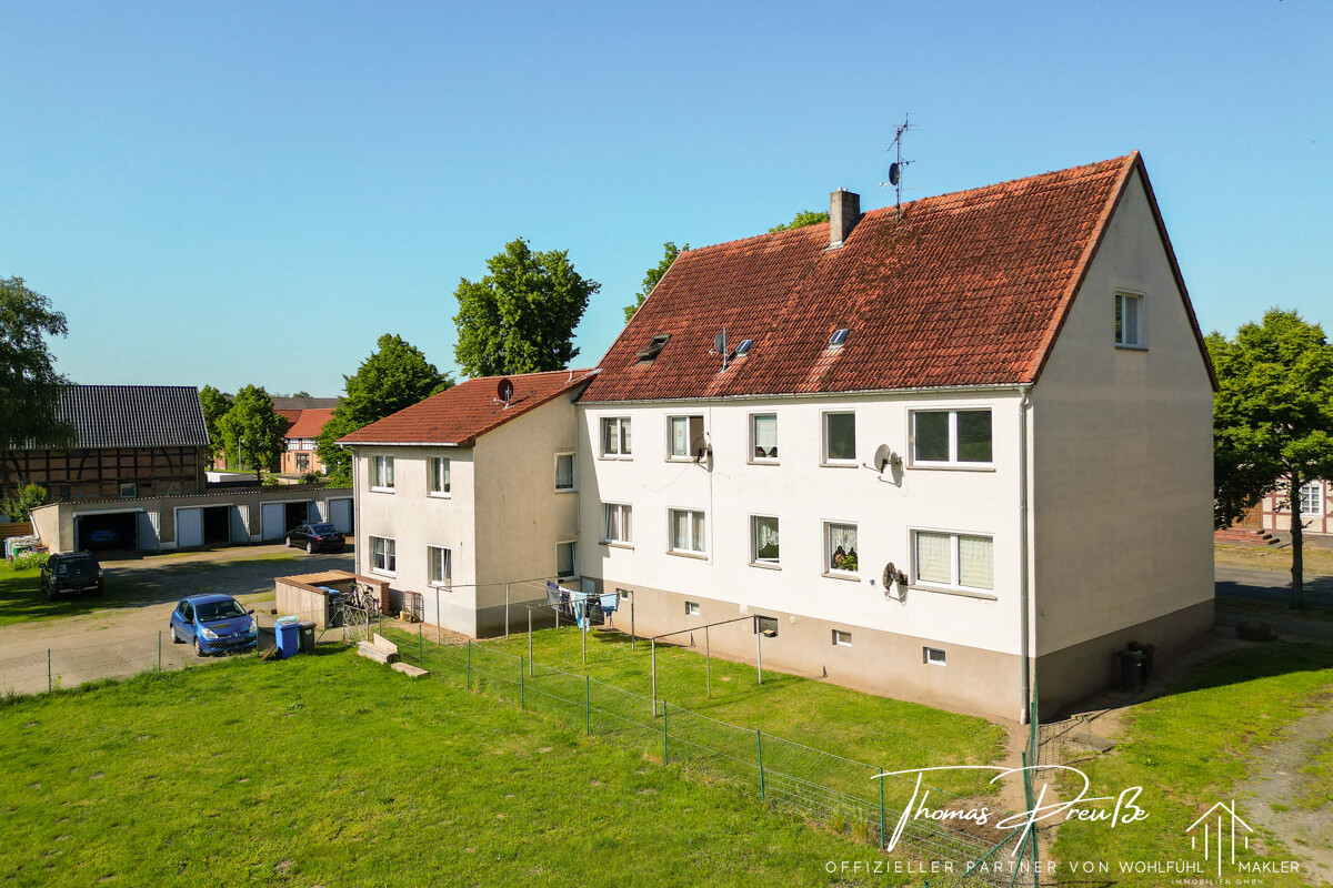 Hinter dem Haus