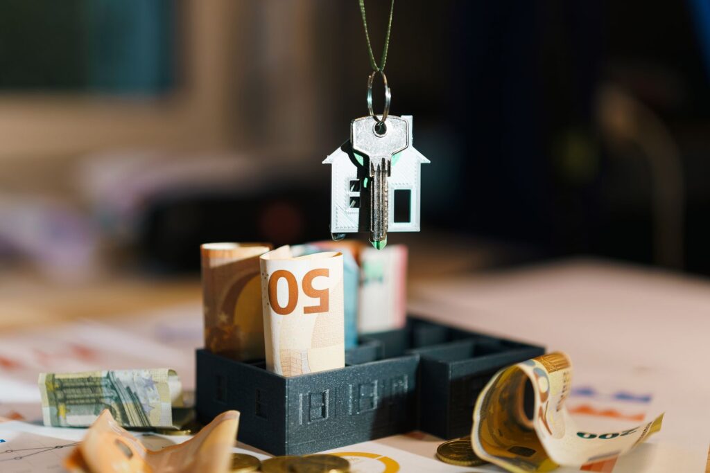 Hausschlüssel auf Eurobanknoten als Symbol für Immobilienmarkt und Finanzierung.