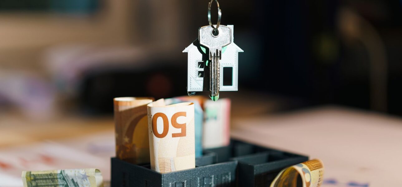 Hausschlüssel auf Eurobanknoten als Symbol für Immobilienmarkt und Finanzierung.