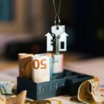 Hausschlüssel auf Eurobanknoten als Symbol für Immobilienmarkt und Finanzierung.