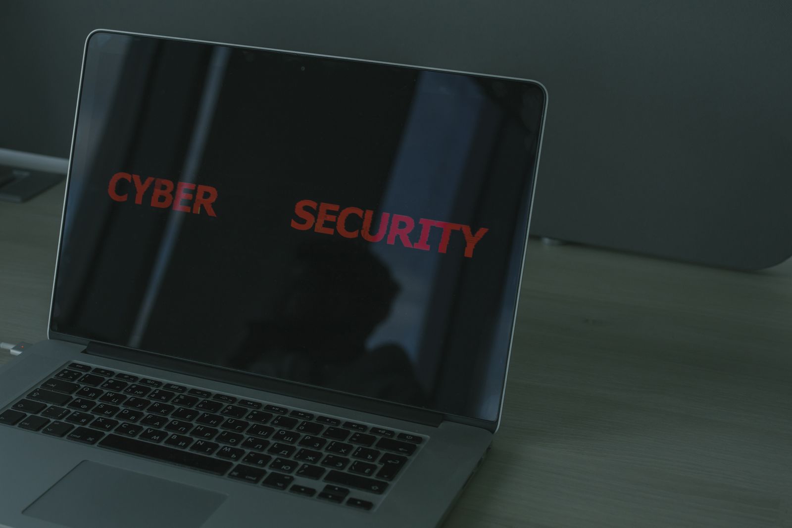 Laptop mit einer Darstellung zum Thema Cybersicherheit als Symbol für sichere KI-Agenten.