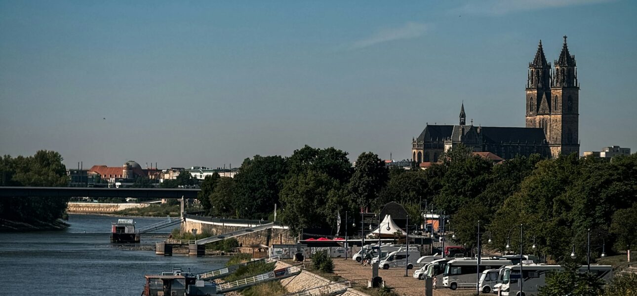 Magdeburger Dom und Elbufer mit Blick auf die Stadt.
