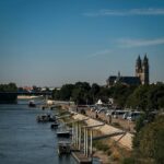 Blick über die Elbe auf das Magdeburger Ufer und den Dom.