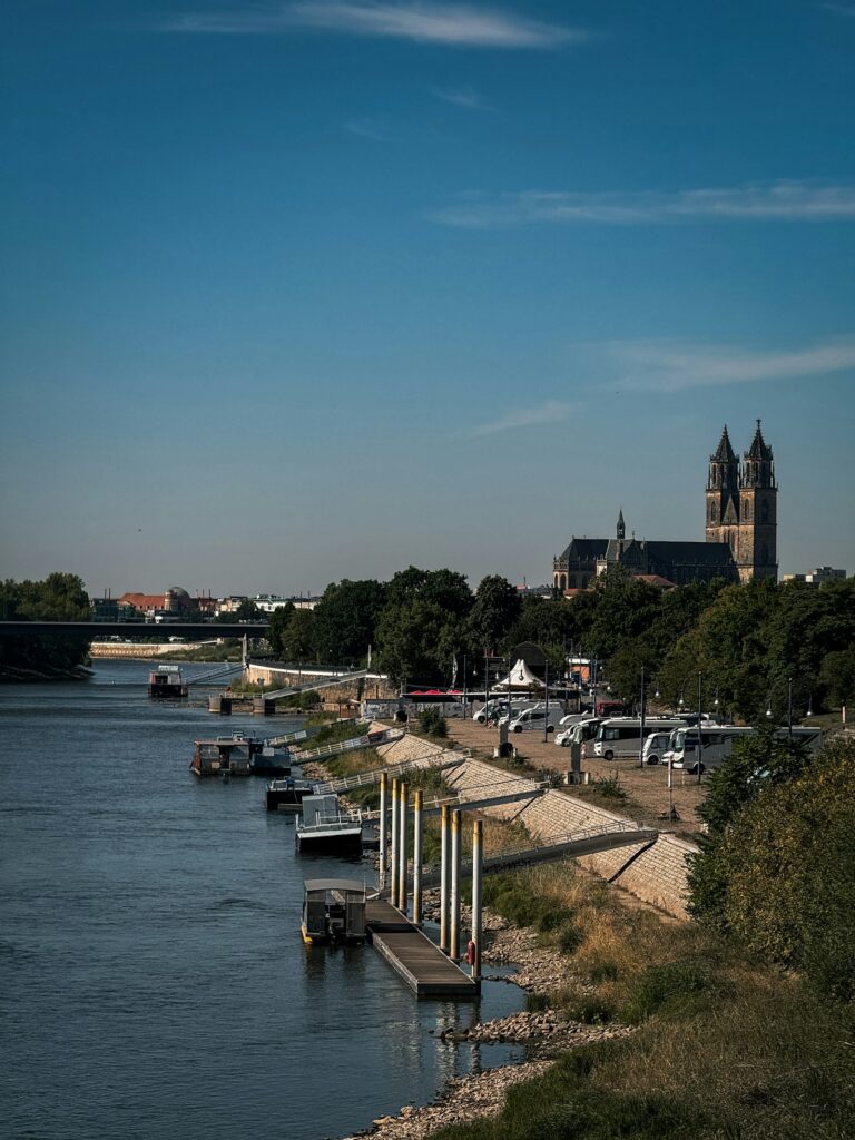 Blick über die Elbe auf das Magdeburger Ufer und den Dom.