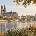 KI-Symbolbild: künstlerische Interpretation einer herbstlichen Elbansicht mit Magdeburger Dom.