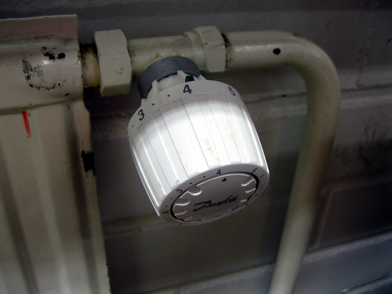 Heizkörperthermostat als Symbolfoto für Heizkosten und Energieverbrauch.