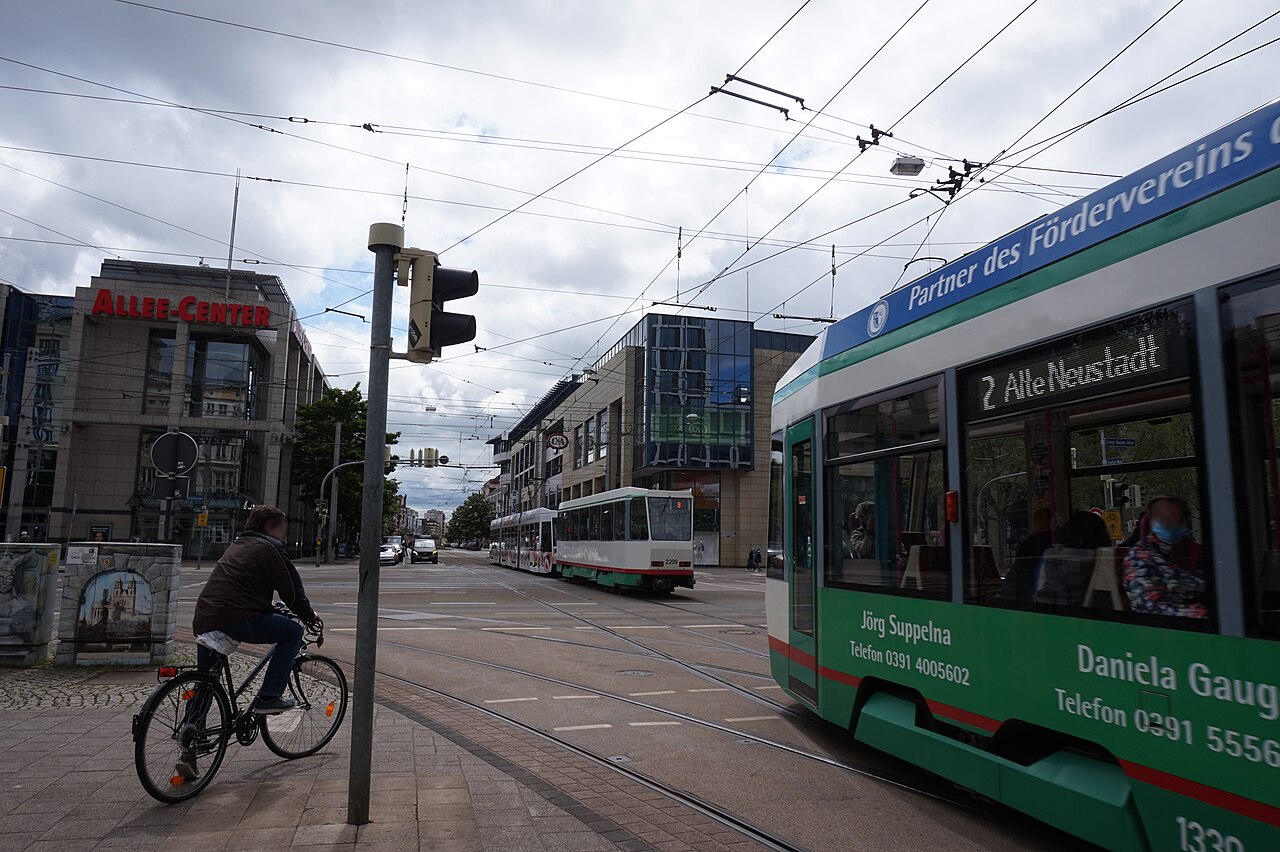 Zwei Straßenbahnen auf dem Breiten Weg am Alten Markt in Magdeburg im Jahr 2021