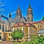 Magdeburger Dom St. Mauritius und Katharina mit den historischen Gebäuden im Vordergrund, Archivaufnahme vom Juni 2025.