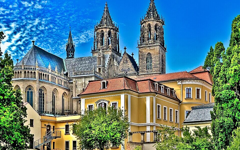 Magdeburger Dom St. Mauritius und Katharina mit den historischen Gebäuden im Vordergrund, Archivaufnahme vom Juni 2025.