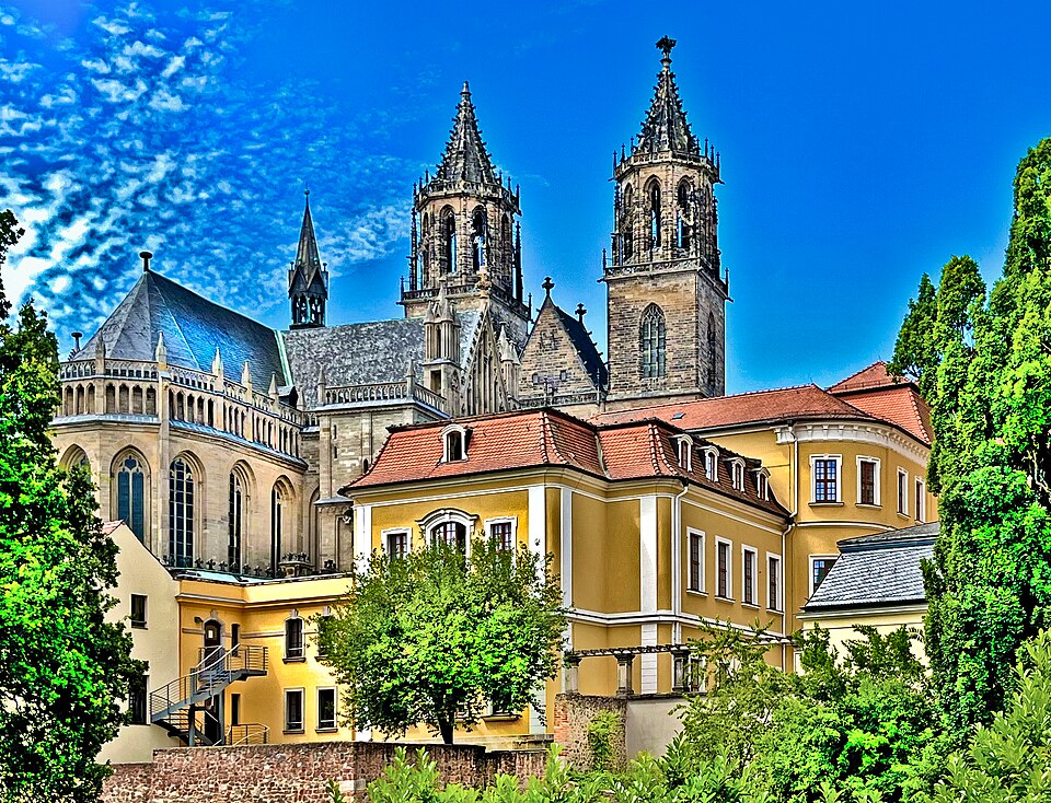 Magdeburger Dom St. Mauritius und Katharina mit den historischen Gebäuden im Vordergrund, Archivaufnahme vom Juni 2025.